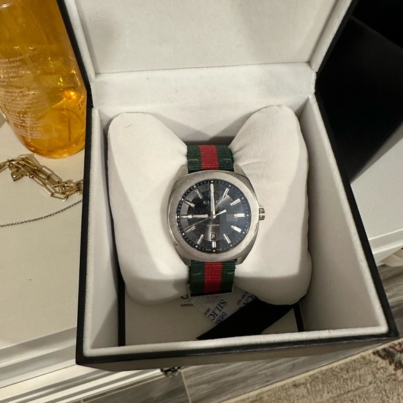 Gucci watch green’s and red band - Picture 4 of 4
